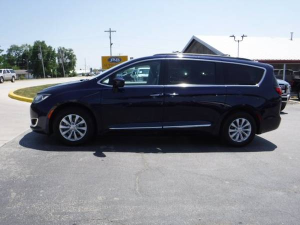 2017 Chrysler Pacifica Touring 3rd Row Leather Htd Seats 180 on hand for sale in Lees Summit, MO – photo 5