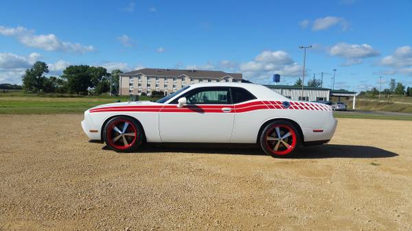 2013 Dodge Challenger R/T *Hemi*6 speed*Custom Wheels*Lowered*Exhaust* for sale in Freeport, IL – photo 8