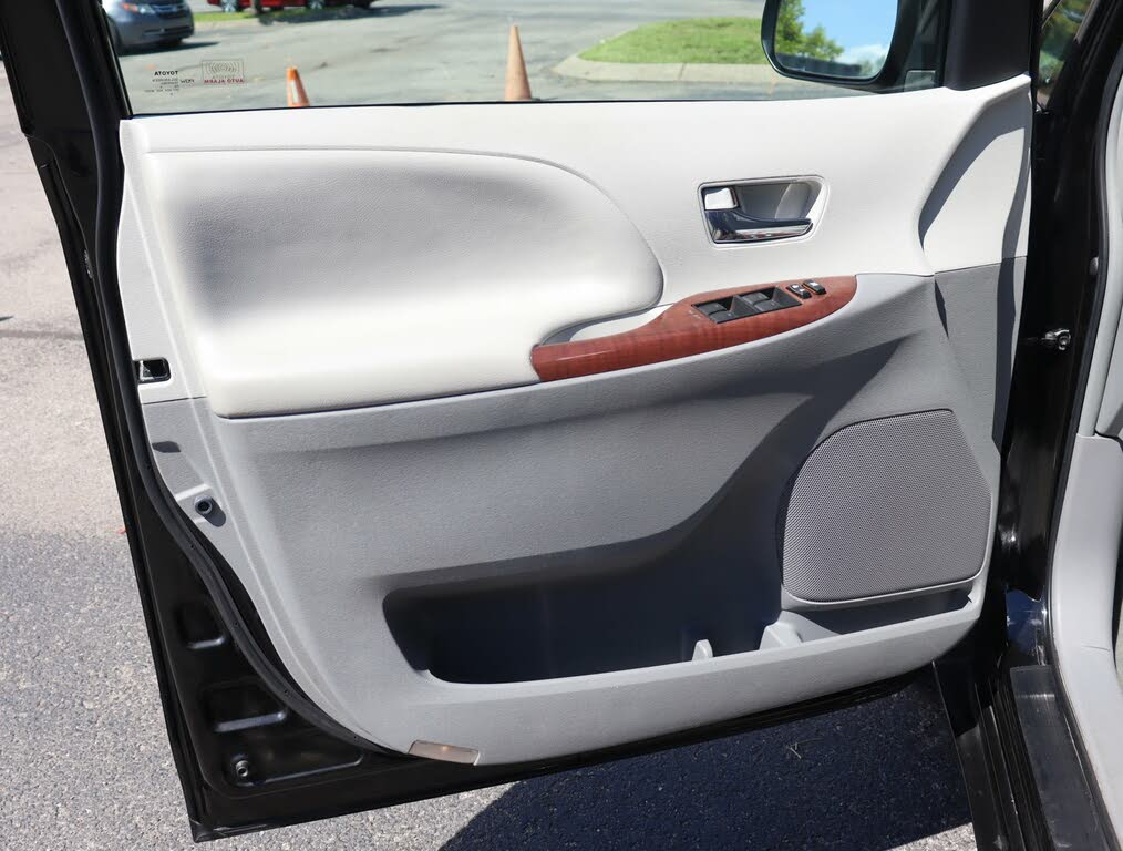 2014 Toyota Sienna XLE 8-Passenger for sale in Nashville, TN – photo 16