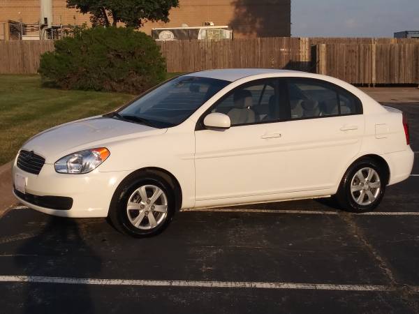 2010 HYUNDAI ACCENT -- cheap on gas for sale in Shawnee, MO – photo 2