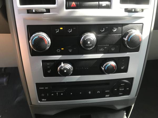 2008 Chrysler Town and Country Touring Dual DVD heated leather for sale in Jacksonville, IL – photo 3