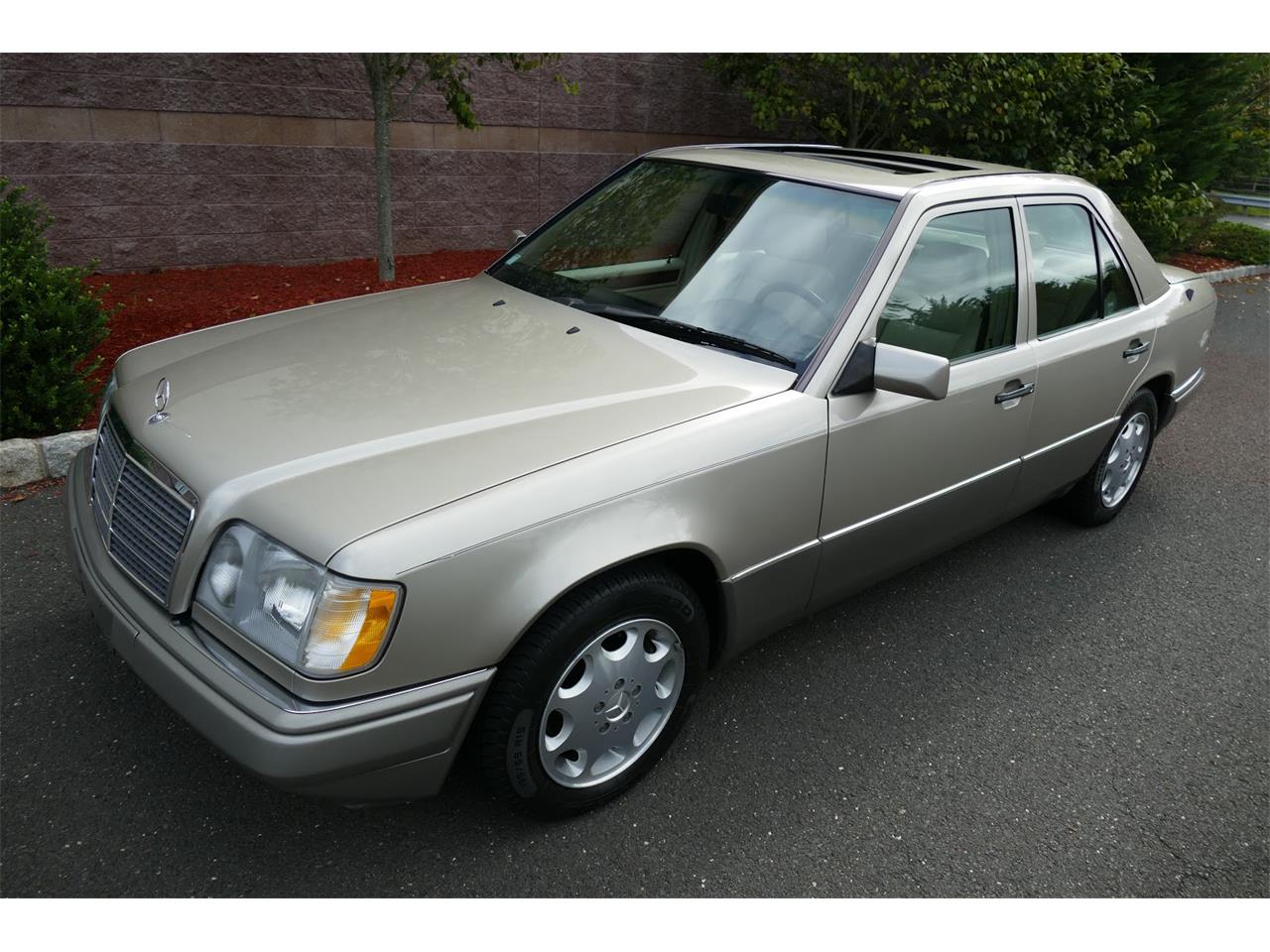 For Sale at Auction: 1995 Mercedes-Benz E320 for sale in Neptune, NJ – photo 4