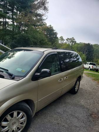 2005 Chrysler town and country touring for sale in Millbrook, NY – photo 2