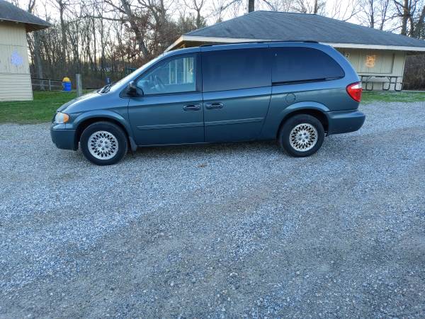 2006 Chrysler Town & Country - cars & trucks - by dealer - vehicle... for sale in York, PA – photo 2