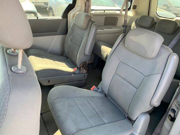 2009 Chrysler Town Country Touring - Guaranteed Approval-Drive Away To for sale in Oregon, OH – photo 10