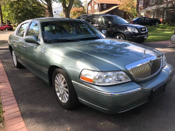 2004 LINCOLN TOWN CAR**SIGNATURE for sale in Smithtown, NY – photo 8