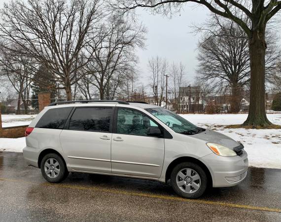 2004 Toyota Sienna LE for sale in Cleveland, OH – photo 2