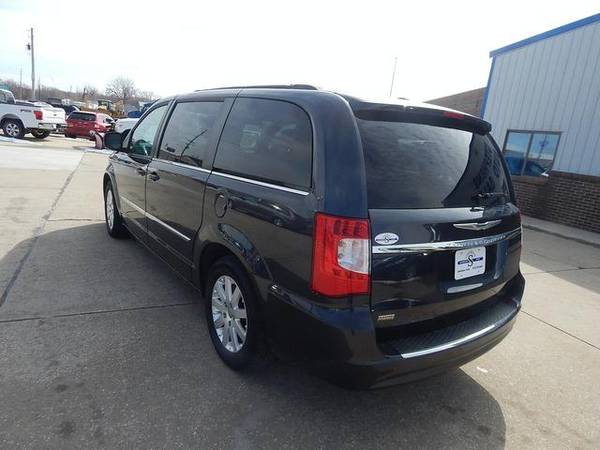 2014 Chrysler Town & Country Touring - - by dealer for sale in Johnston, IA – photo 7