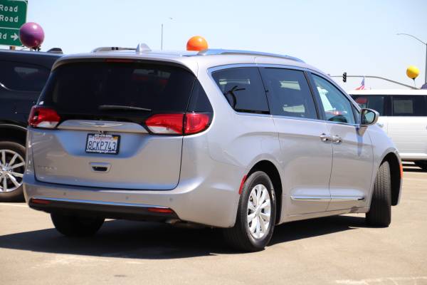 2018 Chrysler Pacifica Touring L Minivan van Silver/ Detail for sale in Pleasanton, CA – photo 4