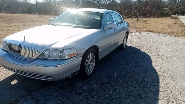 2010 Lincoln Town Car, Nice Leather, Runs Great, REDUCED NOW ONLY for sale in Greenville, SC – photo 3