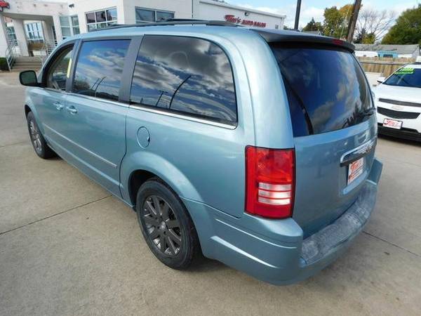 2009 Chrysler Town & Country Touring - - by dealer for sale in Des Moines, IA – photo 10