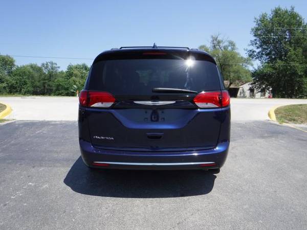 2017 Chrysler Pacifica FWD Touring-L Minivan 4D Trades Welcome Financi for sale in Harrisonville, MO – photo 13