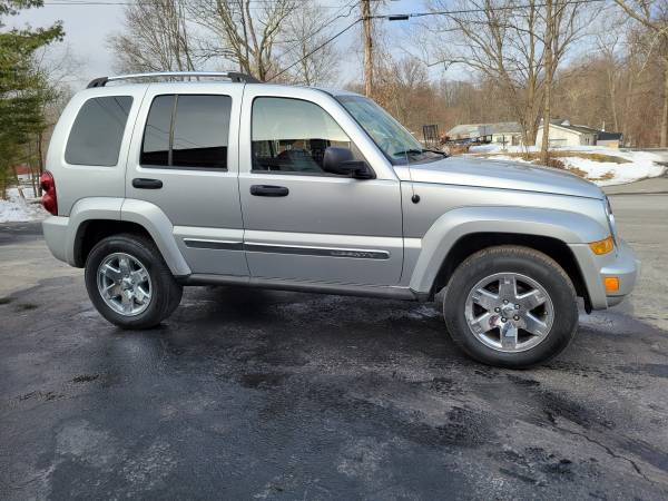 2005 Jeep Liberty Limited 4x4 Only 90k miles! Very Clean! - cars & for sale in Hyde Park, NY – photo 2