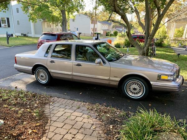 1995 Lincoln Town Car Signature for sale in Phoenixville, PA