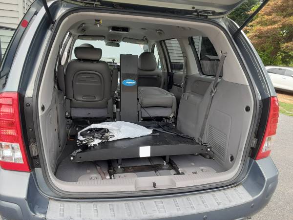 WHEELCHAIR LIFT 2008 Hyundai Entourage Limited - - by for sale in Whitinsville, MA – photo 16