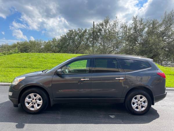 2012 CHEVY TRAVERSE clean title LIKE NEW 3rd row seat - cars & for sale in Miami, FL – photo 4