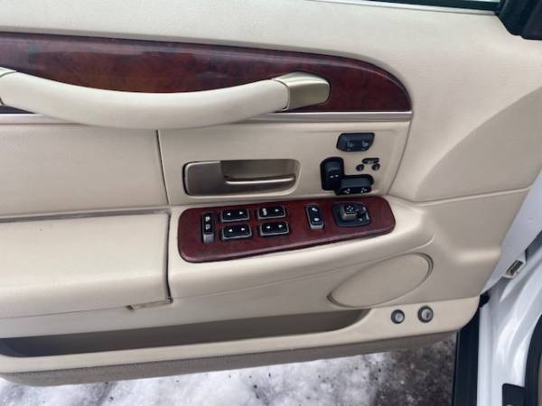 2003 Lincoln Town Car Cartier Edition for sale in Roanoke, IL – photo 11