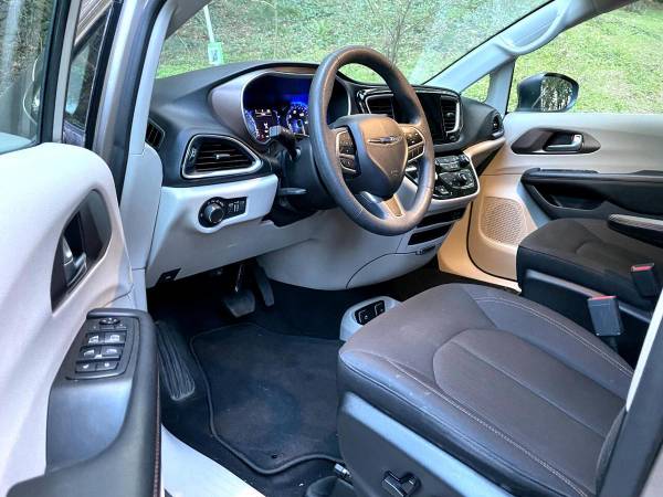2018 Chrysler Pacifica Touring FWD - cars & trucks - by dealer -... for sale in Portland, OR – photo 17