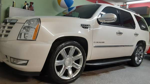 2009 Cadillac Escalade AWD pearl, black leather , Nice for sale in Saint Paul, MN