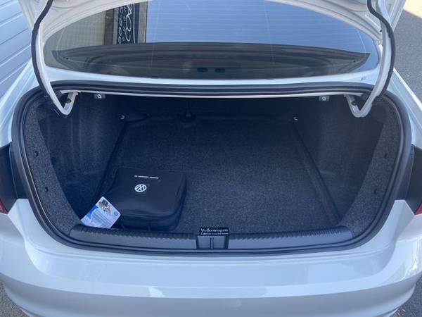 2017 Volkswagen Jetta 1.4T SE Leather, Blind Spot, Back Up Camera -... for sale in Portland, OR – photo 9