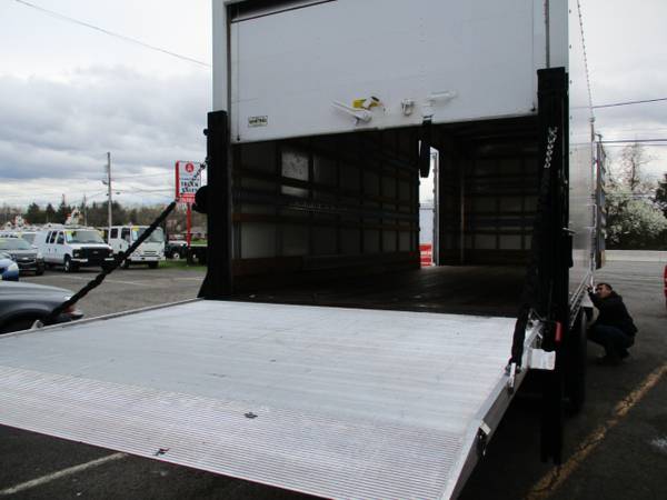 2017 Freightliner M2 106 Medium Duty 24 FOOT BOX TRUCK, LIFTGATE for sale in south amboy, OH – photo 7
