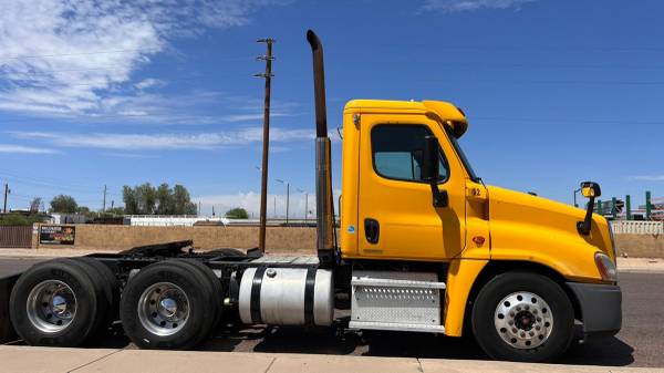 2011 Freightliner Cascadia for sale in Riverside, CA – photo 6