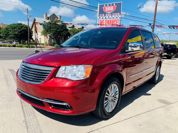 2013 CHRYSLER TOWN & COUNTY for sale in San Antonio, TX