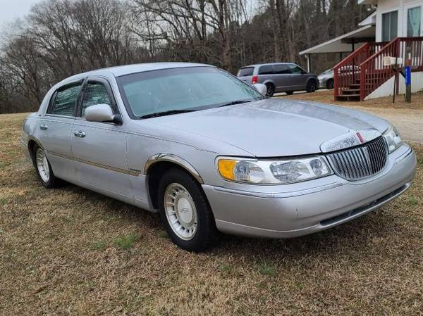 2000 Lincoln Town Car - - by dealer - vehicle for sale in Salisbury, NC