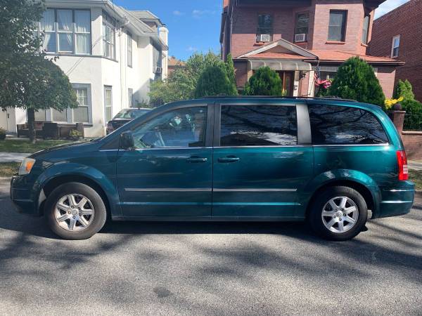 2009 Chrysler town and country for sale in Brooklyn, NY – photo 2