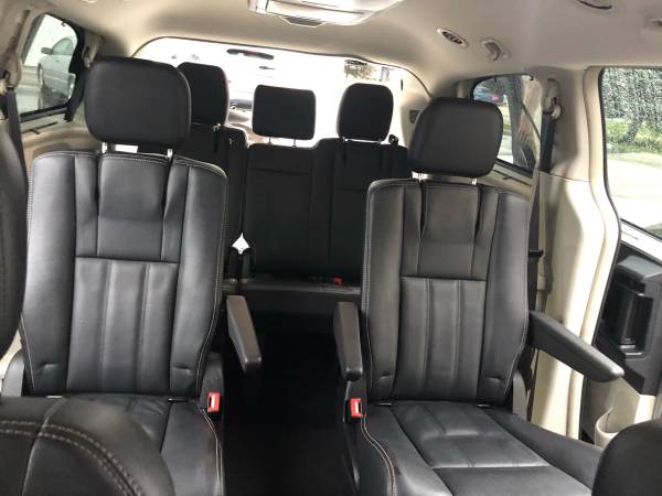 2016 Chrysler Town & Country for sale in Livonia, MI – photo 7