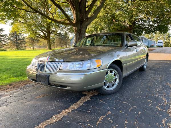 2001 Lincoln Town Car Signature For Sale - Western Suburbs for sale in Aurora, IL