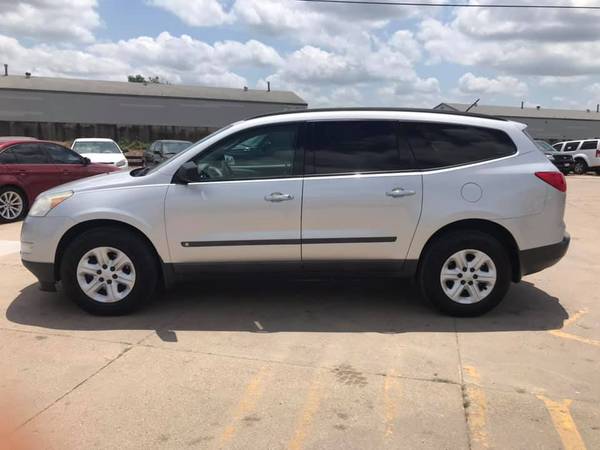 2009 CHEVY TRAVERSE LS AWD 3RD ROW SEAT LOW MILES 130K WINTER READY !! for sale in Lincoln, NE – photo 4