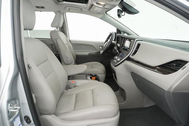 2020 Toyota Sienna XLE for sale in Farmington Hills, MI – photo 17