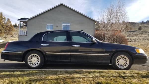 1998 Lincoln Town Car Signature; 1 Family Owned - - by for sale in Klamath Falls, OR – photo 8