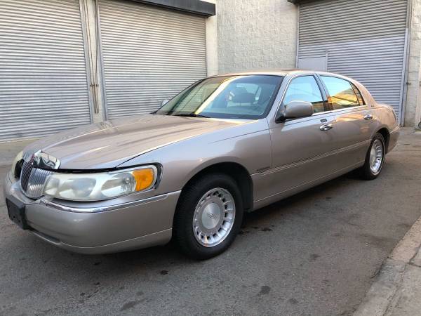 2000 Lincoln Town car low miles for sale in Alameda, CA