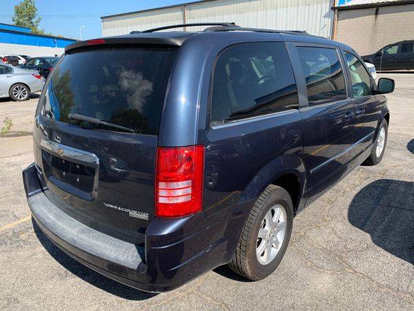 2009 Chrysler Town Country Touring - Guaranteed Approval-Drive Away To for sale in Oregon, OH – photo 4