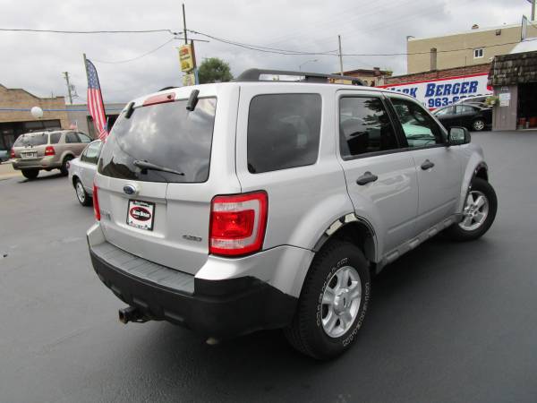 WINTER IS COMING!!! 4X4 2009 FORD ESCAPE XLT 4X4 - cars & trucks -... for sale in Rockford, IL – photo 2
