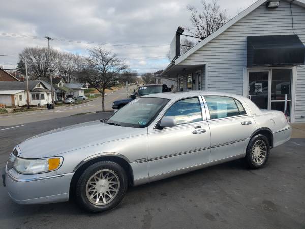 2001 Lincoln Town Car Signature Series for sale in New Lexington, OH