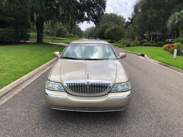 2005 Lincoln Town Car Very Clean No issues Clean title - cars & for sale in Jacksonville, FL – photo 2