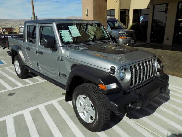 2020 Jeep Gladiator Sport S 4x4 LIKE NEW HARD TO FIND ! for sale in Bullhead City, AZ – photo 11