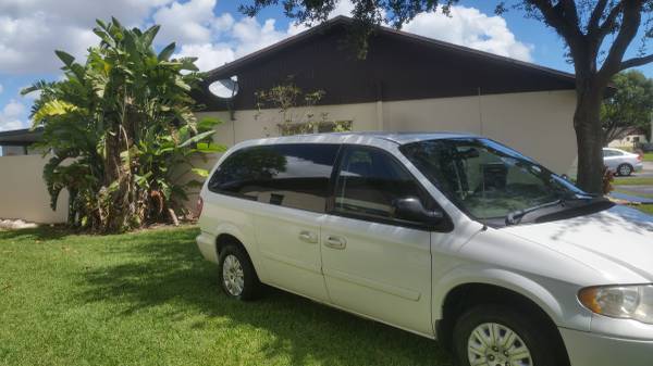 2007 chrysler town and country for sale in Miami, FL – photo 3