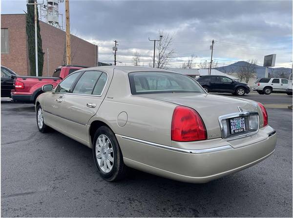 2006 Lincoln Town Car - - by dealer - vehicle for sale in Medford, OR – photo 3
