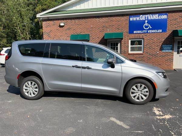 2018 Chrysler Pacifica Handicap Accessible Wheelchair Van for sale in Dallas, MO – photo 7
