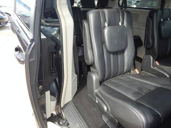 2014 Chrysler Town & Country Touring - - by dealer for sale in Johnston, IA – photo 16
