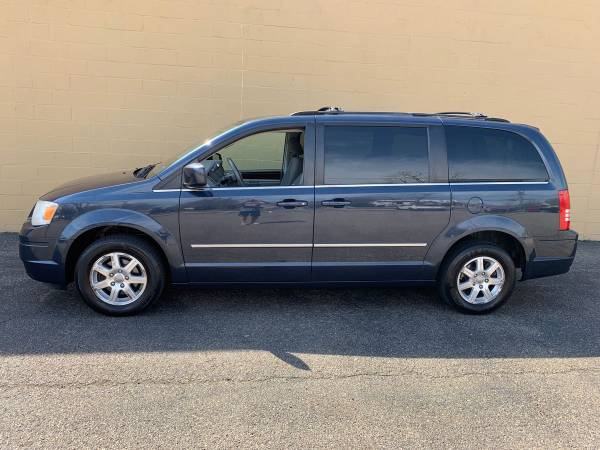 2009 Chrysler Town & Country for sale in Kings Park, NY