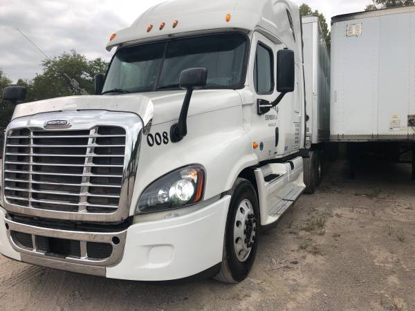 2013 freightliner cascadia ! Super clean! Low miles for sale in Knoxville, FL – photo 2