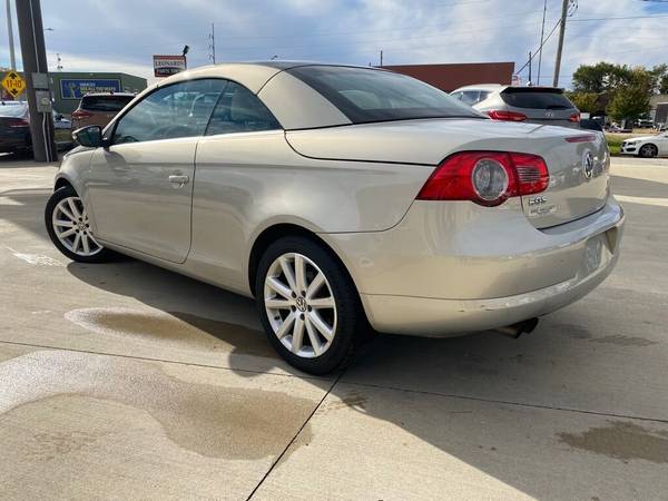 2010 VOLKSWAGEN EOS KOMFORT - - by dealer - vehicle for sale in Champaign, IL – photo 3