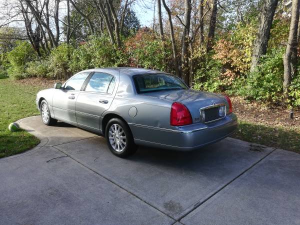 2006 Lincoln Town Car - cars & trucks - by owner - vehicle... for sale in Fishers, IN – photo 2
