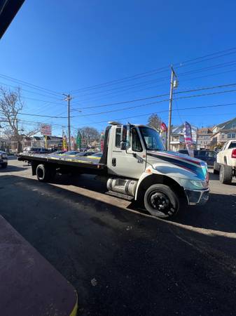 International 4300 tow truck rollback ramp truck for sale in Hamden, CT – photo 2