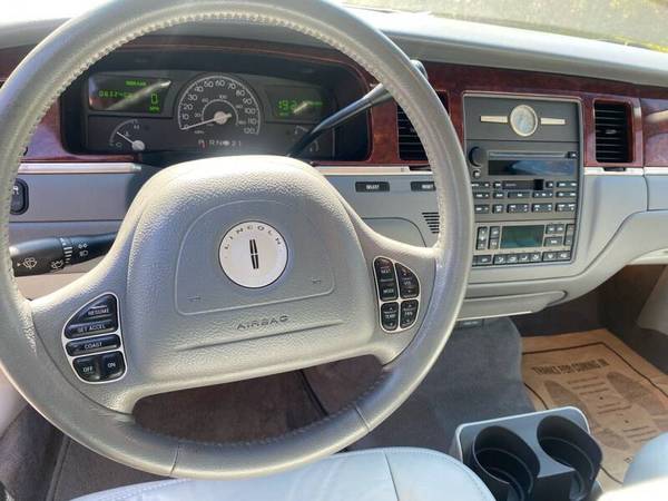 2004 LINCOLN TOWN CAR SIGNATURE - - by dealer for sale in Sevierville, TN – photo 9